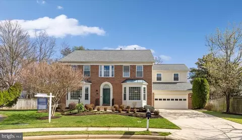6753 Edge Cliff Dr, Alexandria, VA 22315