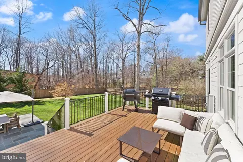 Exterior - 8621 Mchenry St, Vienna, VA 22180 photo 6 of 17
