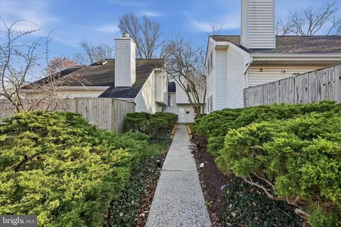 805 Locust St #6, Herndon, VA 20170