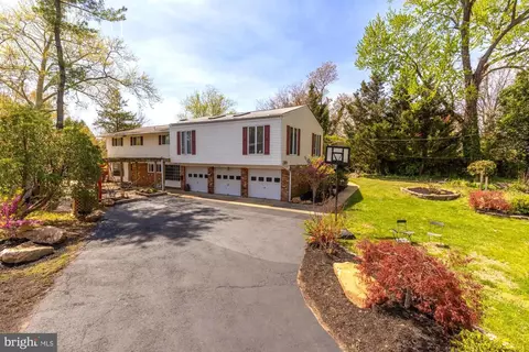 6811 Valley Brook Dr, Falls Church, VA 22042