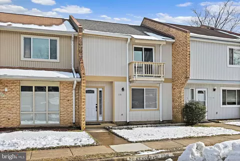 1118 Shannon Pl, Herndon, VA 20170