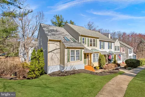 8228 Maple Ridge Ave, Springfield, VA 22153