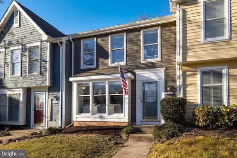 1538 Twisted Oak Dr, Reston, VA 20194