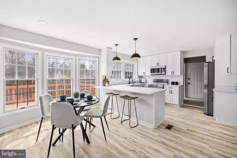 12701 Roark Ct, Reston, VA 20191 photo 2