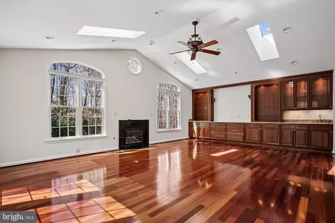 Living - 2126 Docket Ln, Vienna, VA 22181 photo 4 of 9