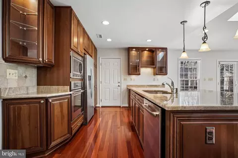 Kitchen - 2126 Docket Ln, Vienna, VA 22181 photo 5 of 6