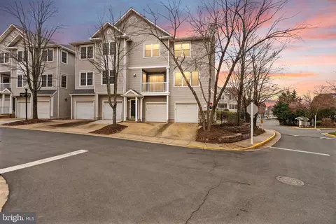 12857 Fair Briar Ln, Fairfax, VA 22033