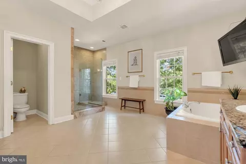 Bath - 6238 Linway Ter, Mclean, VA 22101 photo 5 of 14