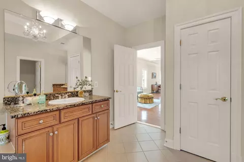 Bath - 6238 Linway Ter, Mclean, VA 22101 photo 6 of 14