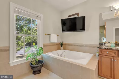 Bath - 6238 Linway Ter, Mclean, VA 22101 photo 2 of 14