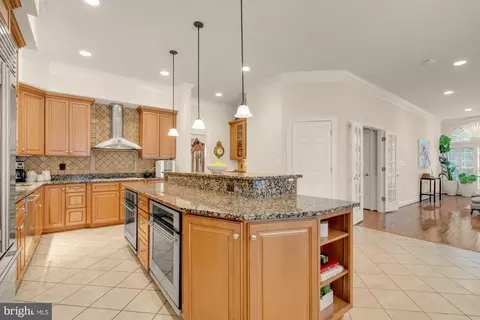 Kitchen - 6238 Linway Ter, Mclean, VA 22101 photo 4 of 9