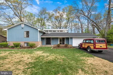 7805 Wendy Ridge Ln, Annandale, VA 22003