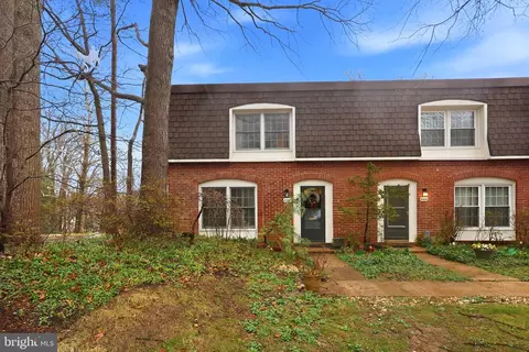 8222 Carrleigh Pkwy #12, Springfield, VA 22152