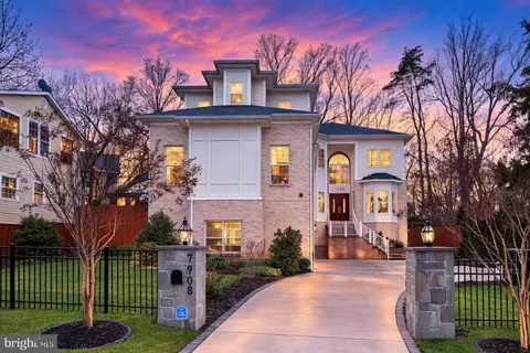 7908 Holmes Run Dr, Falls Church, VA 22042