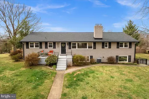 8912 Dogue Dr, Alexandria, VA 22309
