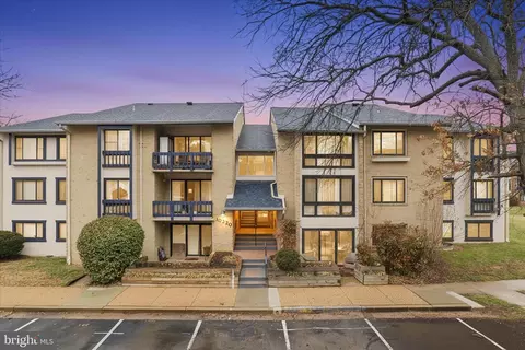 10220 Bushman Dr #8203, Oakton, VA 22124