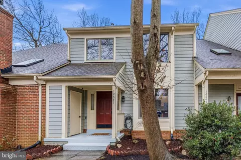 12541 N Lake Ct, Fairfax, VA 22033