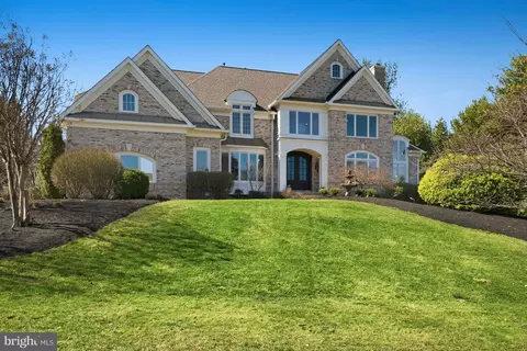 Exterior - 1156 Fieldview Dr, Reston, VA 20194 photo 5 of 16