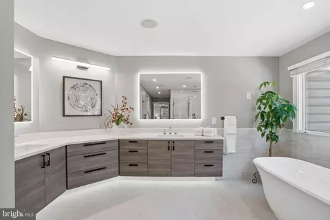 Bath - 1156 Fieldview Dr, Reston, VA 20194 photo 4 of 15