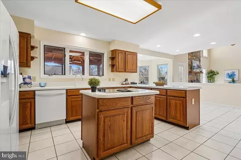 Kitchen - 8501 Silverview Dr, Lorton, VA 22079 photo 4 of 7