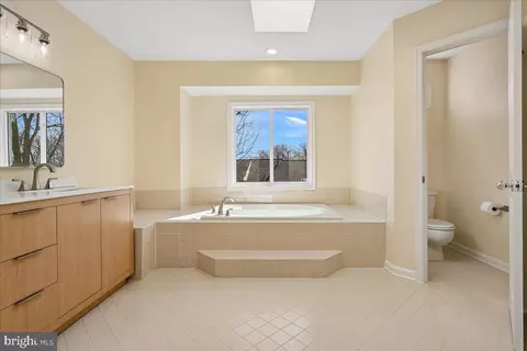 Bath - 8501 Silverview Dr, Lorton, VA 22079 photo 3 of 5