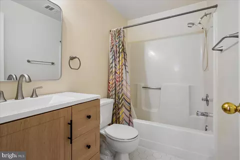 Bath - 8501 Silverview Dr, Lorton, VA 22079 photo 5 of 5