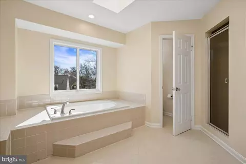 Bath - 8501 Silverview Dr, Lorton, VA 22079 photo 2 of 5