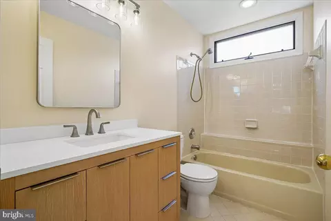 Bath - 8501 Silverview Dr, Lorton, VA 22079 photo 4 of 5