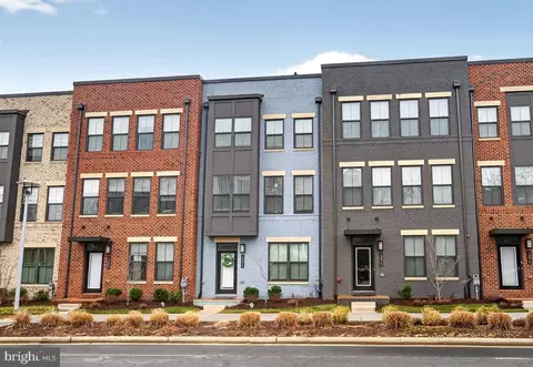 13010 Hattontown Sq, Herndon, VA 20171