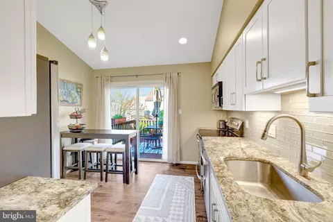 Kitchen - 3644 Beech Down Dr, Chantilly, VA 20151 photo 3 of 3