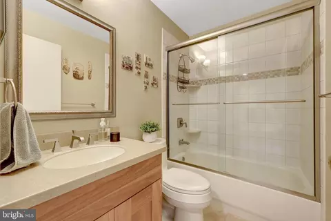 Bath - 3644 Beech Down Dr, Chantilly, VA 20151 photo 2 of 2