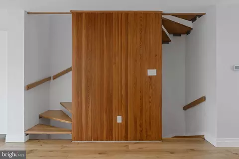 Entry Way - 11587 Maple Ridge Rd, Reston, VA 20190 photo 4 of 10