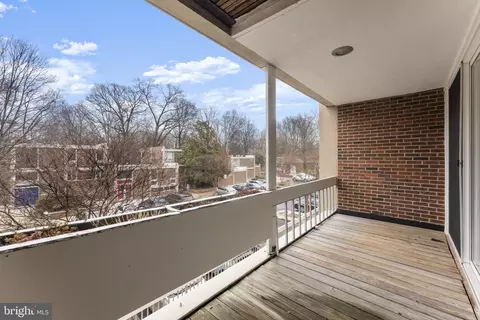 Exterior - 11587 Maple Ridge Rd, Reston, VA 20190 photo 6 of 10