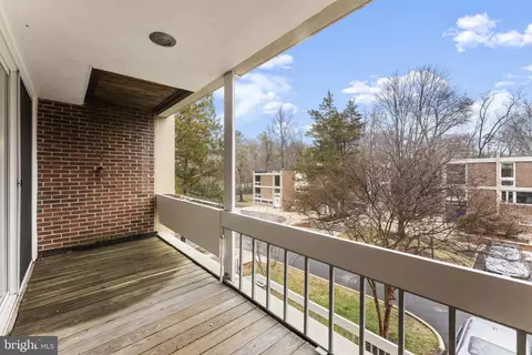 Exterior - 11587 Maple Ridge Rd, Reston, VA 20190 photo 7 of 10