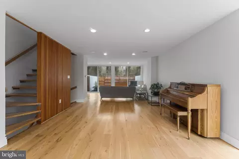 Living - 11587 Maple Ridge Rd, Reston, VA 20190 photo 3 of 4