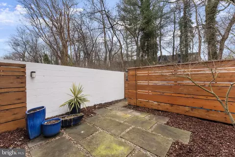 Exterior - 11587 Maple Ridge Rd, Reston, VA 20190 photo 8 of 10