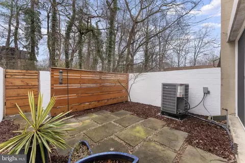 Exterior - 11587 Maple Ridge Rd, Reston, VA 20190 photo 4 of 10