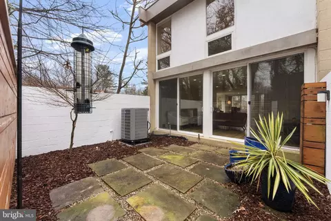 Exterior - 11587 Maple Ridge Rd, Reston, VA 20190 photo 3 of 10