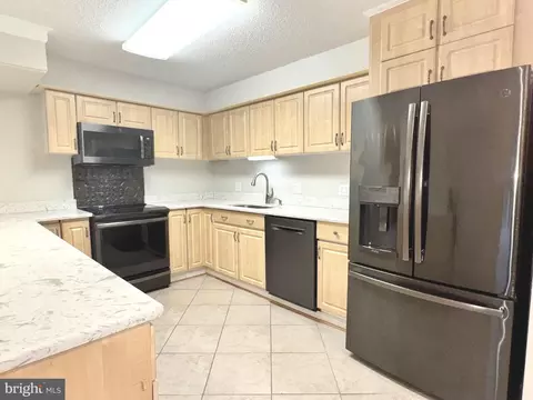 3800 Powell Ln #302, Falls Church, VA 22041
