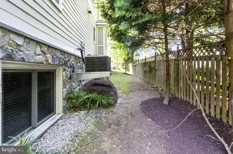 Exterior - 6838 Saint Albans Rd, Mclean, VA 22101 photo 7 of 8