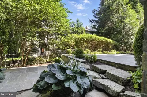 Exterior - 6838 Saint Albans Rd, Mclean, VA 22101 photo 3 of 8
