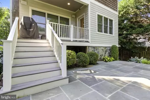 Exterior - 6838 Saint Albans Rd, Mclean, VA 22101 photo 6 of 8