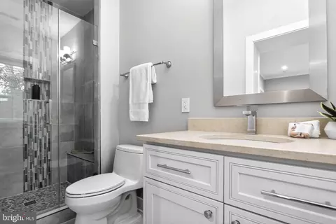 Bath - 6506 Chesterfield Ave, Mclean, VA 22101 photo 7 of 7