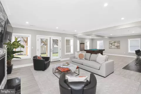 Living - 6506 Chesterfield Ave, Mclean, VA 22101 photo 4 of 4