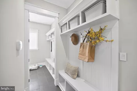Entry Way - 6506 Chesterfield Ave, Mclean, VA 22101 photo 6 of 8