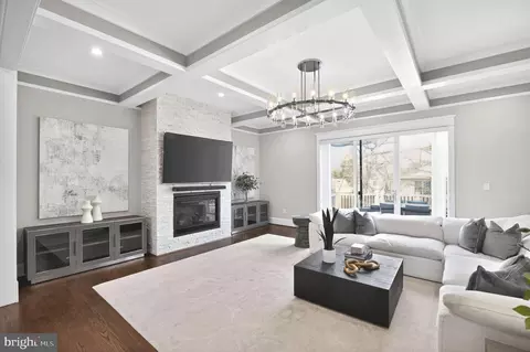 Living - 6506 Chesterfield Ave, Mclean, VA 22101 photo 2 of 4
