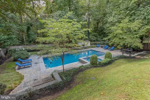 Exterior - 6607 Tina Ln, Mclean, VA 22101 photo 9 of 15
