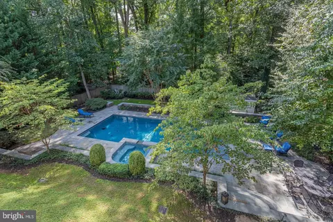 Exterior - 6607 Tina Ln, Mclean, VA 22101 photo 14 of 15
