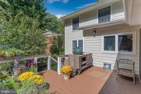 Exterior - 6607 Tina Ln, Mclean, VA 22101 photo 8 of 15