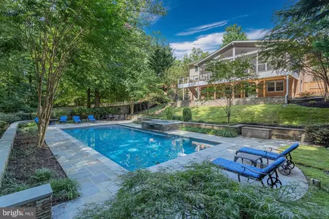Exterior - 6607 Tina Ln, Mclean, VA 22101 photo 2 of 15